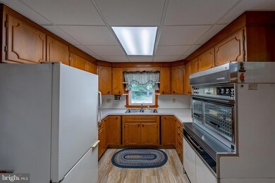 2033 Becker St, Allentown, PA 18106 - photo 4