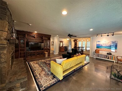 Big Living Space with Fireplace
