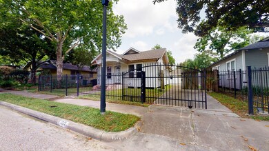 1019 E 14th St, Houston, TX 77009 - photo 4
