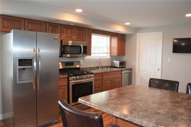 Beautiful upgraded kitchen with all stainless appl