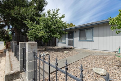 708 Sw Bridge St Listing Photos - 2 of 5