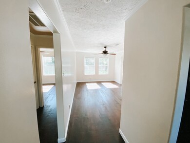 1847 Hewitt Dr, Houston, TX 77018 - photo 3