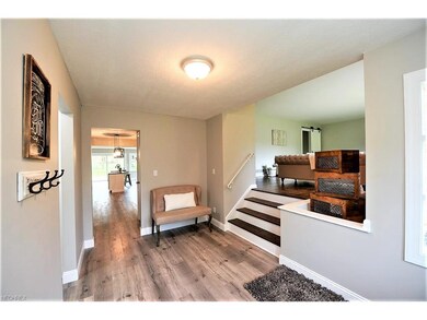 * Foyer Entrance You Can See The Eat-In Kitchen & 