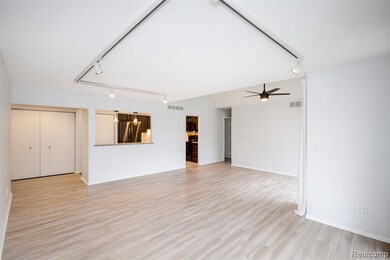 2005 Klingensmith Rd unit 67, Bloomfield Hills, MI 48302 - photo 5