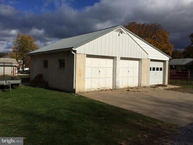 519 Chestnut St, Shoemakersville, PA 19555 - photo 4