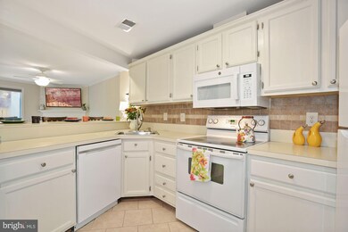 2053 Whisperwood Glen Ln, Reston, VA 20191 - photo 7