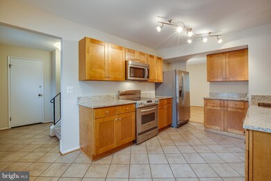 9616 Lindenbrook St, Fairfax, VA 22031 - photo 4