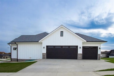 245 Aspen Cir, Pella, IA 50219 - photo 4