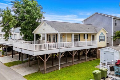 View of front facade featuring a front yard