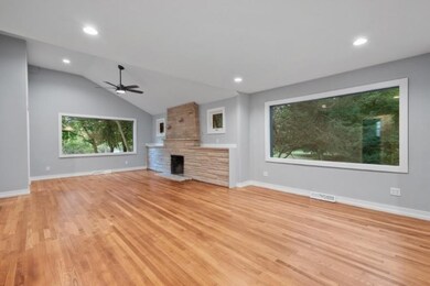 02_3958RedArrowHwy_165_LivingRoom_LowRes