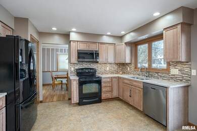 1306 Columbia Ct, Davenport, IA 52804 - photo 2