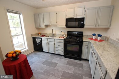 9957 Oakton Terrace Rd, Oakton, VA 22124 - photo 5