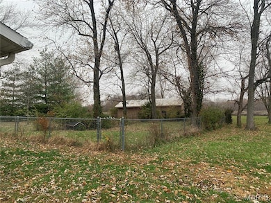 313 E Taylor St, Sorento, IL 62086 - photo 4