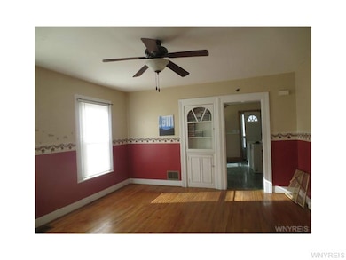 Exterior Front. Dinning room.