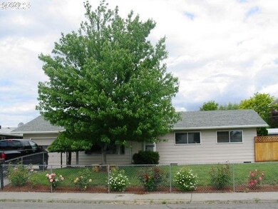 905 E 19th St, the Dalles, OR 97058 - photo 2