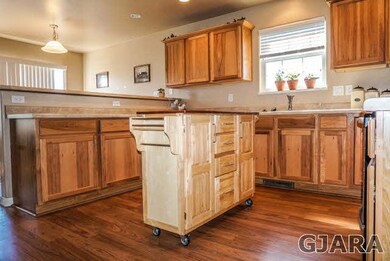 Nice U-Shaped kitchen with plenty of storage!