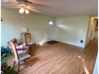 Living Room/Entrance