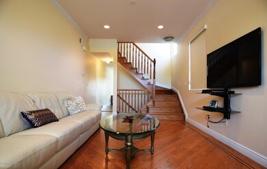 (4) Living Room