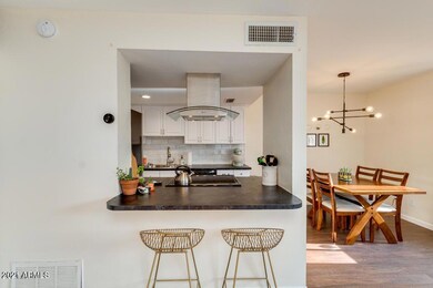 Kitchen:Dining