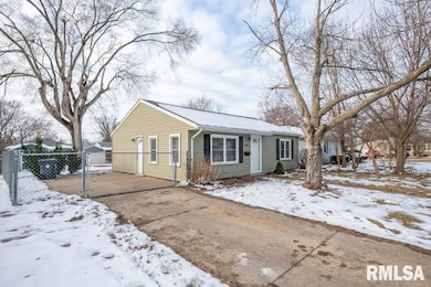 1515 N 10th St, Pekin, IL 61554 - photo 2