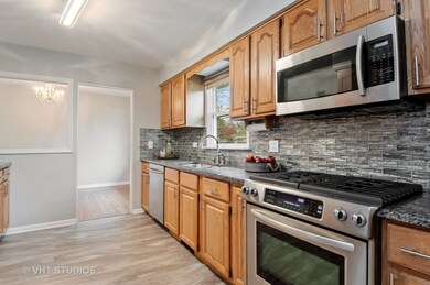 317 W Gartner Rd unit 11, Naperville, IL 60540 - photo 3