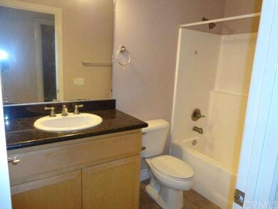 FULL BATH IN HALLWAY!