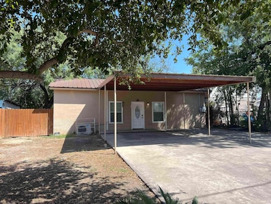 208 W Chapoy St, Del Rio, TX 78840 - photo 2