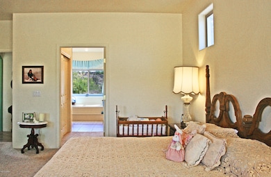 5 master bedroom towards bath