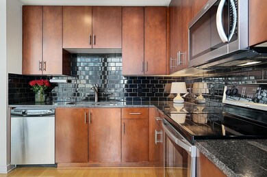 Kitchen with appliances with stainless steel fini