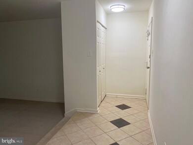 1646 Parkcrest Cir unit 100, Reston, VA 20190 - photo 2