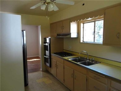 Kitchen. Stainless appliances with a double oven. 