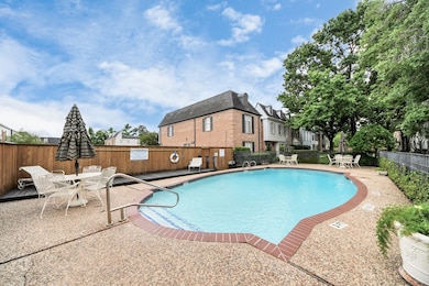 Pool just steps away from 405!