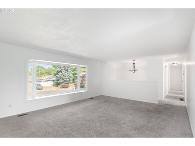 Living Room/Entrance