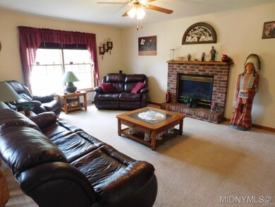 Family Room w/Fireplace