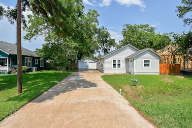 611 S Cherry St, Tomball, TX 77375 - photo 3