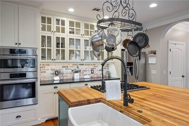 Custom kitchen with Bosch dishwasher, Viking gas s