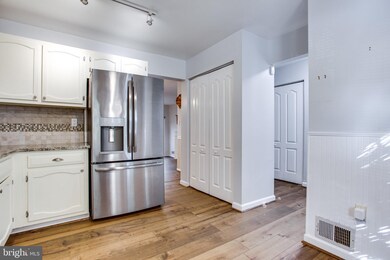 9808 Oakdale Woods Ct, Vienna, VA 22181 - photo 4