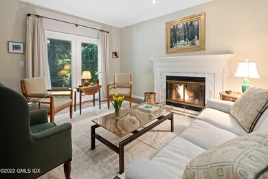 Living room w/Fireplace