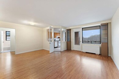 The Windsors unit 7-D, Bronx, NY 10471 - photo 2