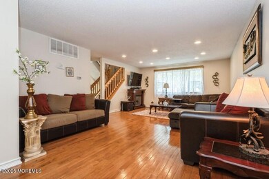03_56DortmunderDr_165_LivingRoom_Small
