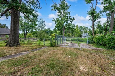 Huge fenced back Yard with Walking Trail behind it