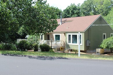 90 Redfield Cir, Derry, NH 03038 - photo 3