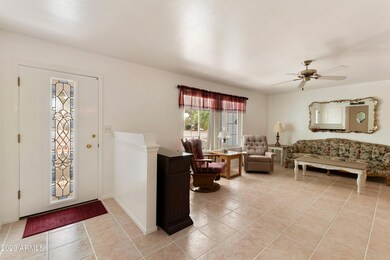 Entry to living room 726 N-006-031-pat-M