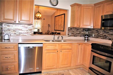 BEAUTIFUL CABINTRY & S/S APPLIANCES...GLASS TILE B