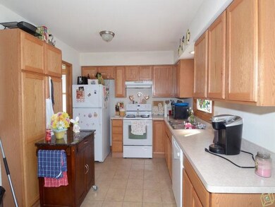 4853 Maple Ave, Fitchburg, WI 53711 - photo 4