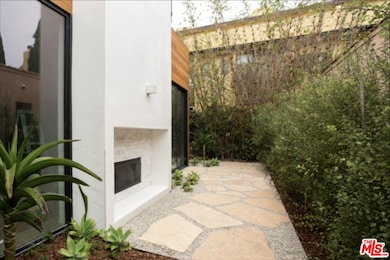 1033 1/2 Grant St, Santa Monica, CA 90405 - photo 2