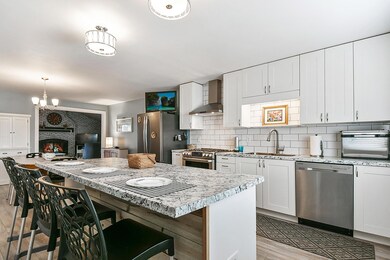 Kitchen w/7' Island