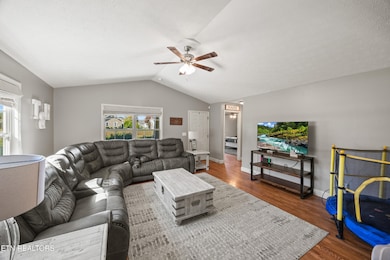 128 Rustling Oaks Dr, Sparta, TN 38583 - photo 3