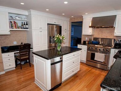 Kitchen Many upgrades in this modern kitchen inclu