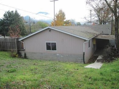 704 NE Beacon Dr, Grants Pass, OR 97526 - photo 2